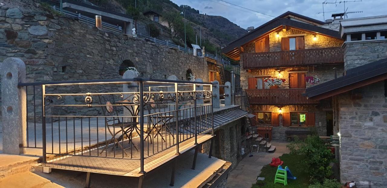 Suite Del Villaggio Sarre Exterior photo